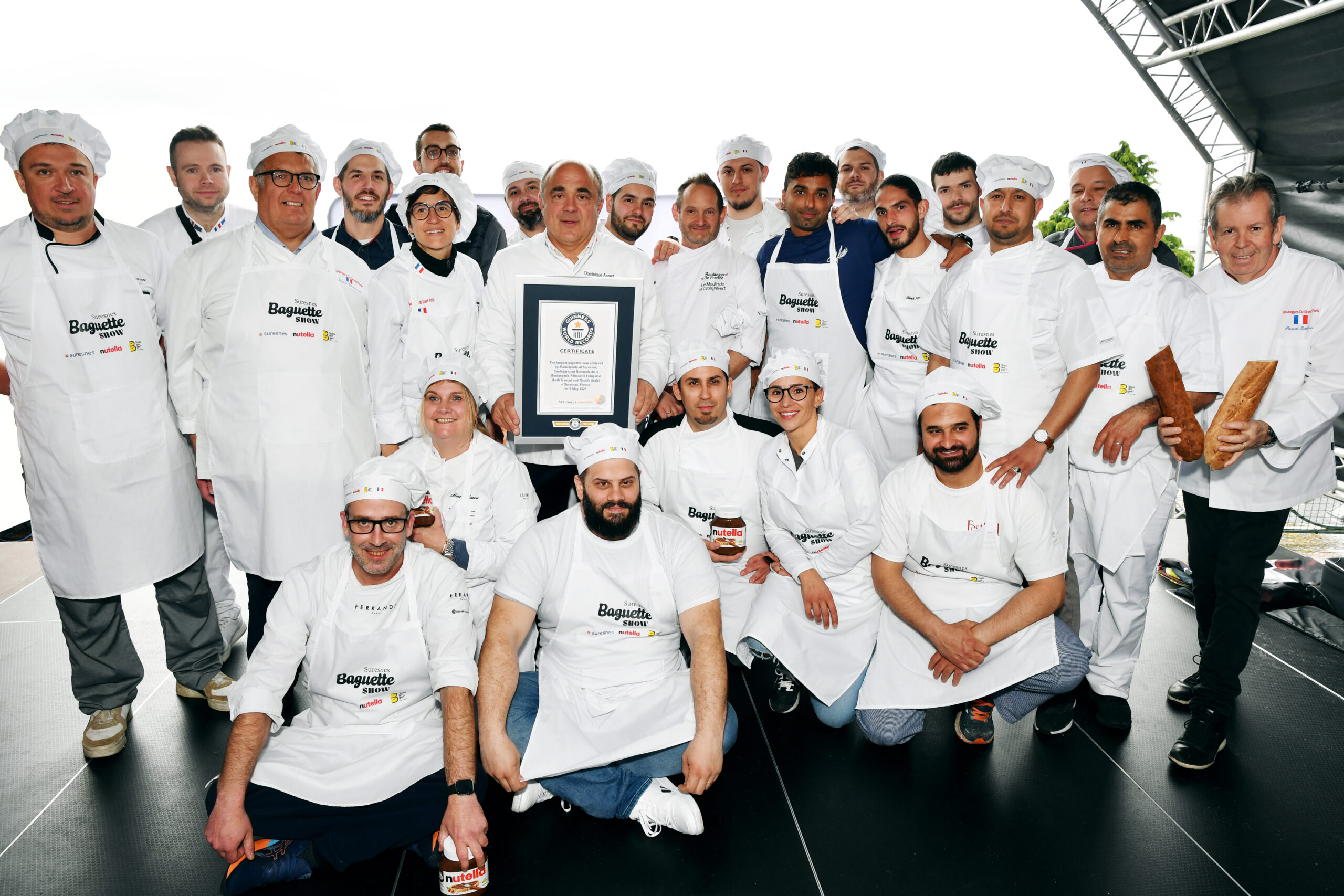A Suresnes les boulangers battent le record de la plus longue baguette du monde